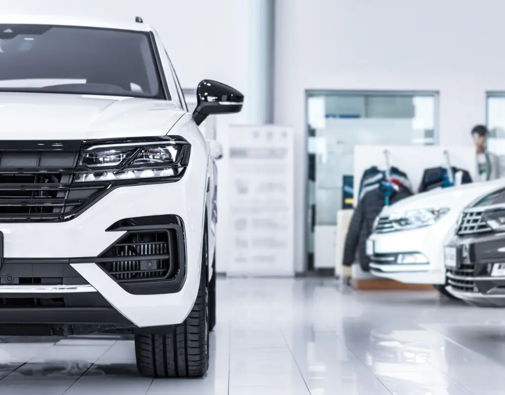 清潔な自動車整備工場・ディーラーのショールーム内に並ぶ白い車