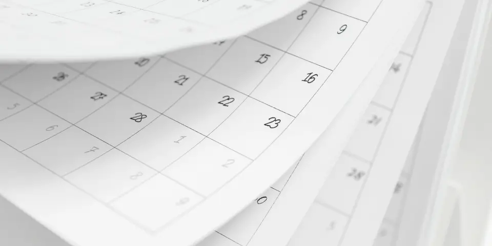 めくられた卓上カレンダーの日付ページ