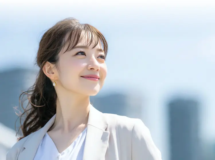 スーツの女性が微笑んでいる画像