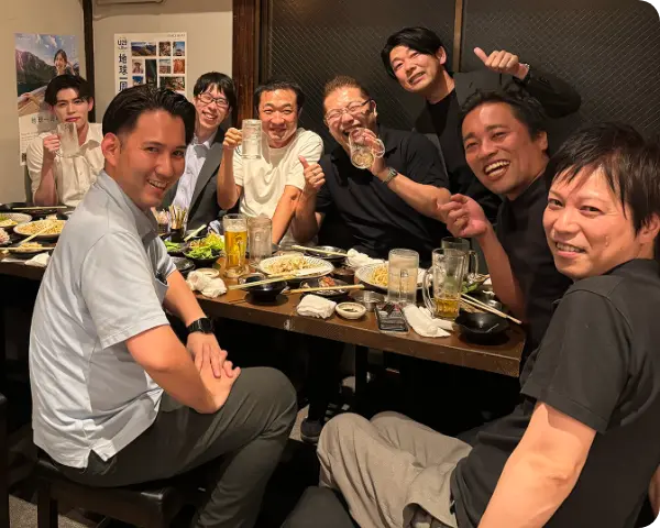 居酒屋で飲み会や食事会を楽しむ社員たちの様子